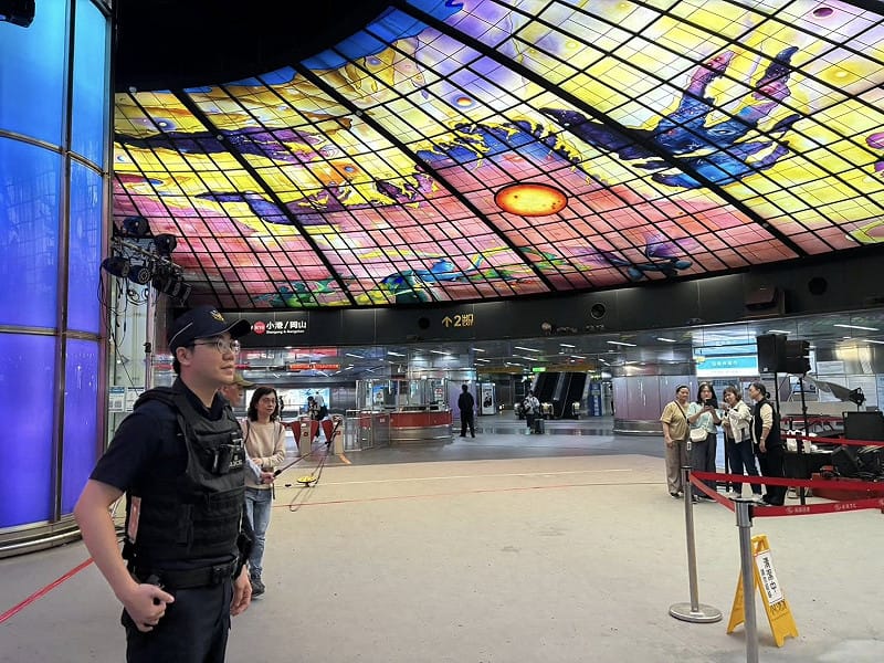 高雄於尖峰時段及人潮密集之車站大廳、月台、出入口，增派警力執行高密度巡邏與守望勤務，提高見警率以產生嚇阻作用。&nbsp;&nbsp;&nbsp;圖/取自陳其邁臉書