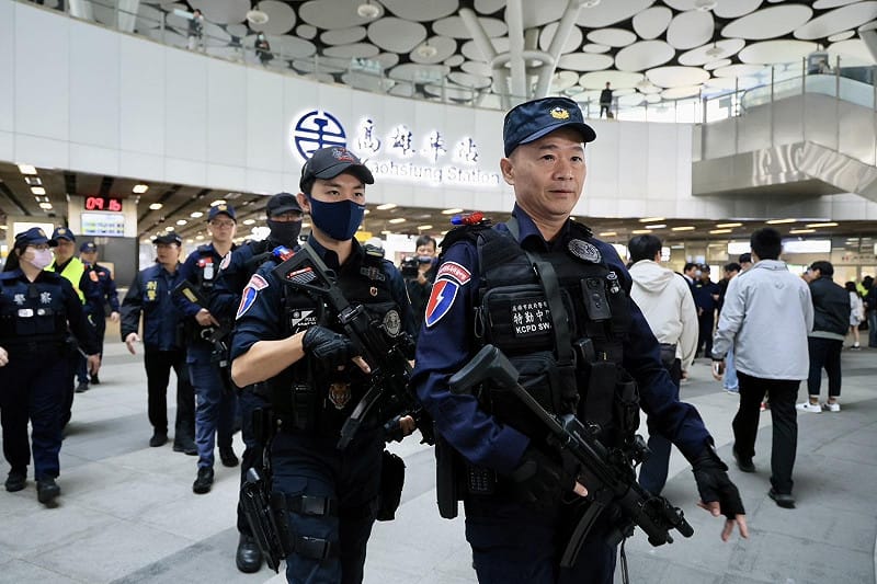 警方荷槍實彈，在高雄車站加強警備。&nbsp;&nbsp;&nbsp;圖：高雄市政府/提供