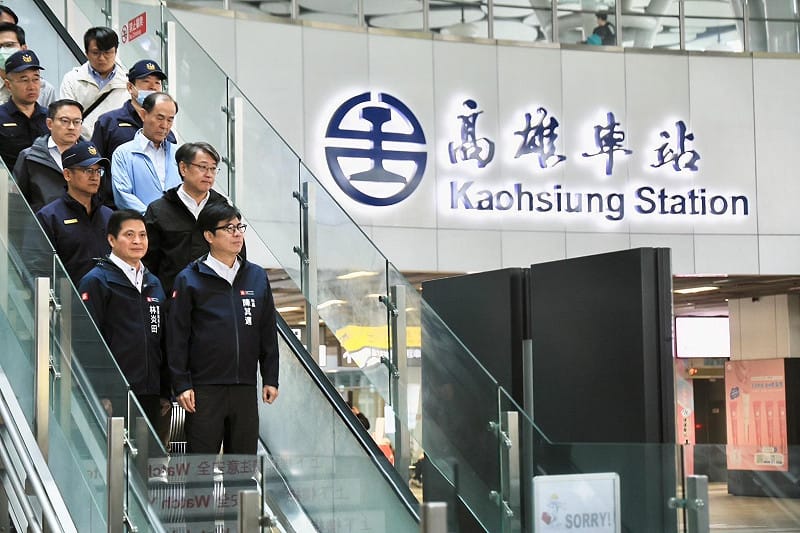 陳其邁(前排右)親自視察高雄車站警備狀況。&nbsp;&nbsp;&nbsp;圖：高雄市政府/提供