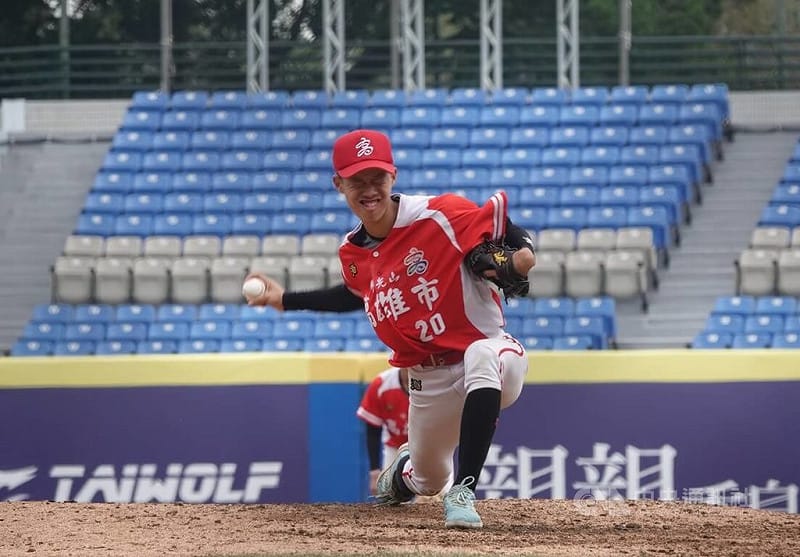 新北富邦國際城市U18棒球邀請賽高雄市奪下季軍，投手顏子宸（圖）中繼投2局，僅被敲出1支安打，失掉1分責失分、拿下勝投。中央社記者謝靜雯攝 114年12月20日&nbsp;&nbsp;&nbsp;