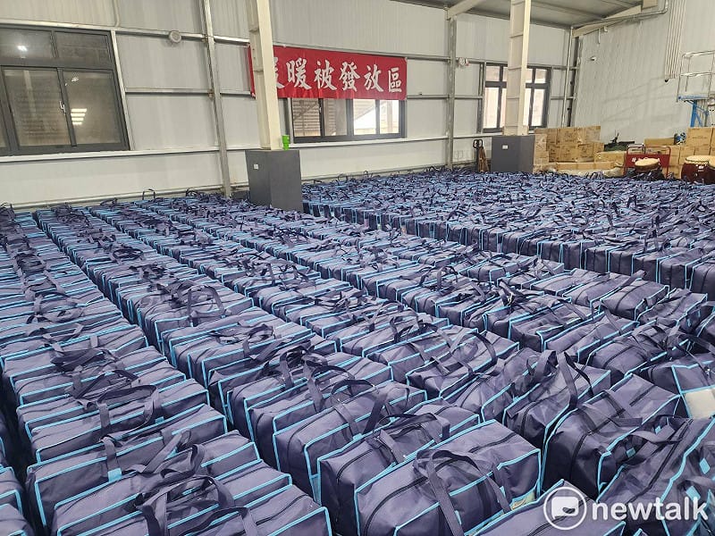 今年寒冬送暖的物資大紙箱每箱重達24公斤，在活動會場內堆疊成一面愛心牆。&nbsp;&nbsp;&nbsp;圖：唐復年/攝