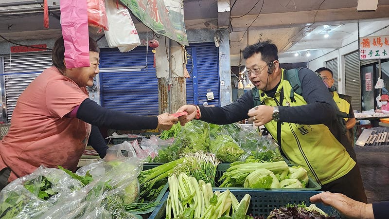 薛兆基(右)走進左營莒光市場向商拜票。&nbsp;&nbsp;&nbsp;圖：薛兆基競選總部/提供