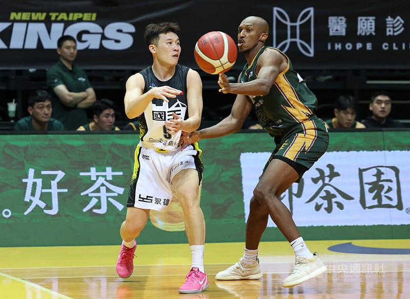 台灣職業籃球大聯盟（TPBL）新北國王隊李愷諺（左）20日例行賽交手桃園台啤永豐雲豹隊，一共拿下19分，送出5次助攻、抓下2個籃板，助隊終場搶勝，也賞給雲豹2連敗。中央社記者張新偉攝　114年12月20日&nbsp;&nbsp;&nbsp;