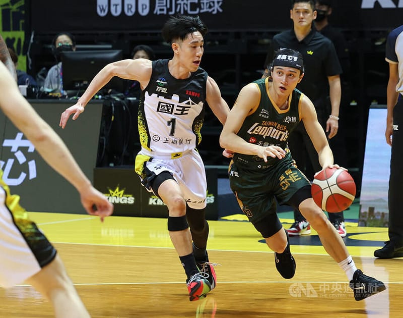 台灣職業籃球大聯盟（TPBL）桃園台啤永豐雲豹隊20日例行賽以103比125不敵新北國王隊，苦吞近期2連敗。當家後衛高錦瑋（右）認為，大家一開賽沒有準備好自己，陷入有點慢熱狀態，回去需要立即修正。中央社記者張新偉攝　114年12月20日&nbsp;&nbsp;&nbsp;