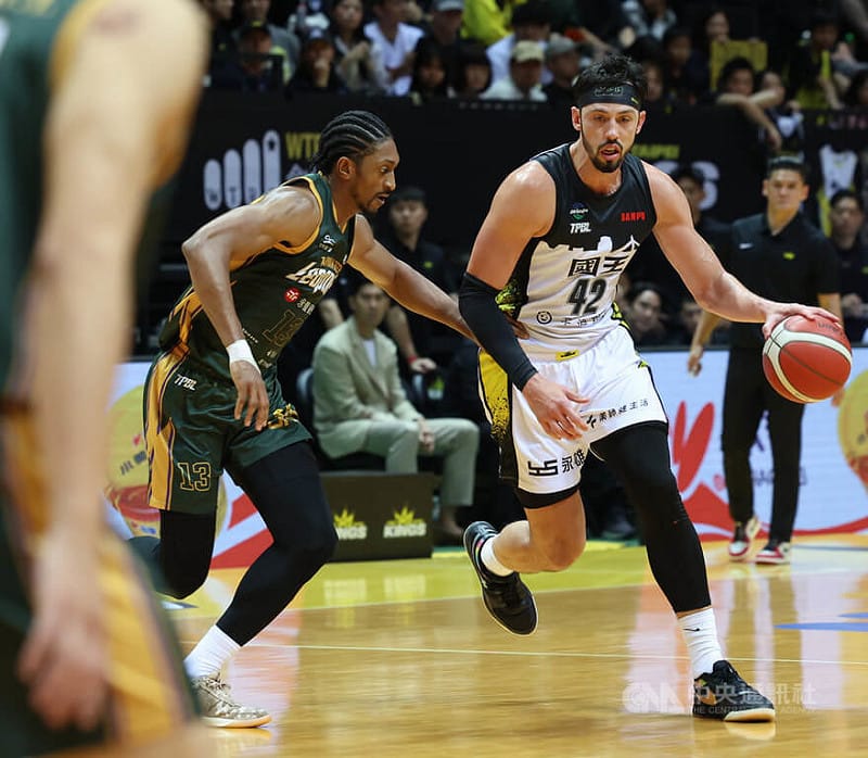 台灣職業籃球大聯盟（TPBL）新北國王隊20日在主場出戰桃園台啤永豐雲豹隊，國王洋將沃許本（Jason Washburn）（右）貢獻14分12籃板，助隊以125比103奪勝。中央社記者張新偉攝　114年12月20日&nbsp;&nbsp;&nbsp;