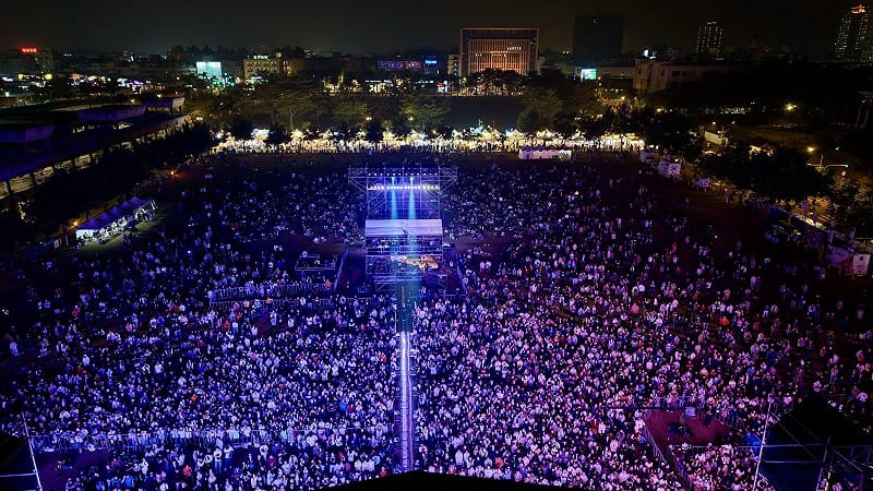 「2026台南好young」耶誕搖滾演唱會今晚熱鬧登場，吸引大批市民與歌迷湧入，國內外卡司接力開唱 ，活動最高潮時更吸引超過15萬人次參與，氣氛熱烈。&nbsp;&nbsp;&nbsp;圖：台南市政府提供