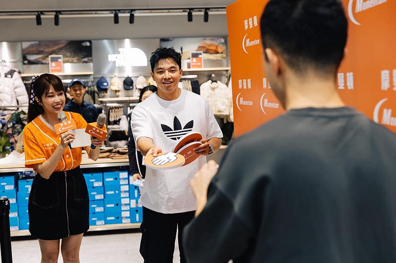 吳念庭(中)與球迷一起玩遊戲。&nbsp;&nbsp;&nbsp;圖：大立百貨/提供