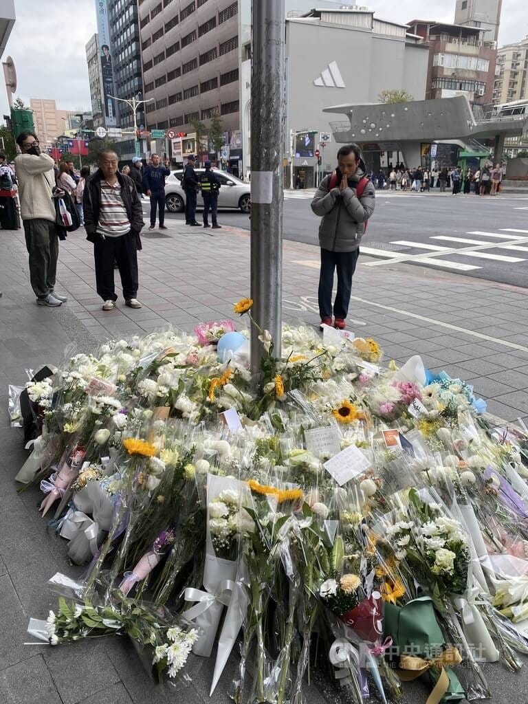 台北捷運台北車站、中山站周邊19日晚間接連發生投擲煙霧彈及持刀隨機傷人案，過程共造成3名民眾死亡、11人受傷，犯嫌張文最後也墜樓不治。中山站附近21日有許多民眾獻花悼念。中央社記者黃麗芸攝 114年12月21日&nbsp;&nbsp;&nbsp;