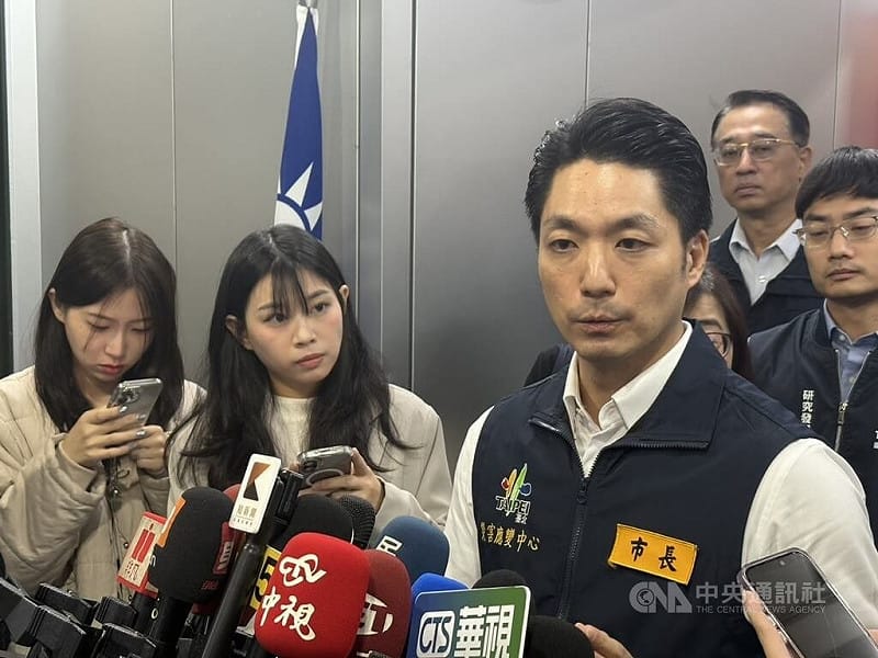 台北市長蔣萬安（前右）21日主持1219事件緊急維安應變小組會議後接受聯訪，媒體提問，有議員質疑犯案時間過長，可能與監視器失靈有關，蔣萬安指出，台北捷運公司回報，同一個場域都有裝設多支監視器，由相關主機進行系統控管，可相互備援。中央社記者楊淑閔攝　114年12月21日&nbsp;&nbsp;&nbsp;