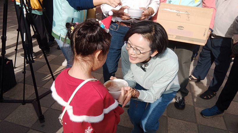 林岱樺(右)至鳳山天公廟參拜祈福，並為小朋友遞上暖心又暖胃的湯圓。&nbsp;&nbsp;&nbsp;圖：孫家銘翻攝