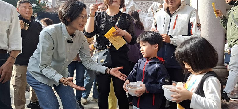 林岱樺(左一)在鳳山天公廟與小朋友親切互動。&nbsp;&nbsp;&nbsp;圖：孫家銘翻攝
