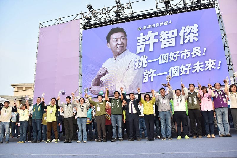 許智傑在高雄捷運鳳山西站旁的空地舉辦首場大型造勢活動。&nbsp;&nbsp;&nbsp;圖：許智傑競選總部/提供