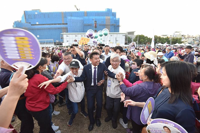 許智傑(中)在眾多支持者的簇擁陣勢中進場，現場民眾爭相握手。&nbsp;&nbsp;&nbsp;圖：許智傑競選總部/提供