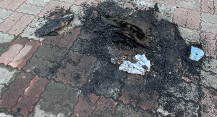 陳姓犯嫌先在人行道縱火後企圖持刀行凶。&nbsp;&nbsp;&nbsp;圖：民眾提供