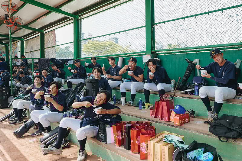 青森大學棒球隊入境隨俗，冬至日吃湯圓暖身。&nbsp;&nbsp;&nbsp;圖：高雄市行國處/提供