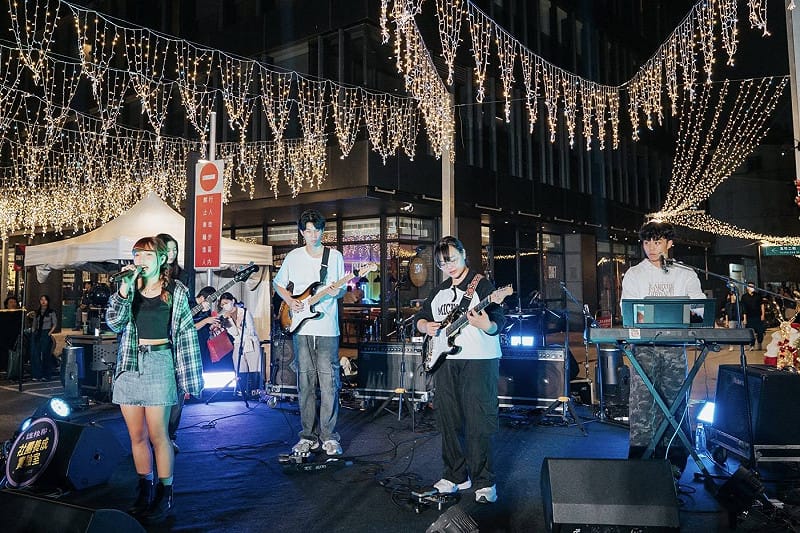 高市青年局響應聖誕生活節，舉辦「Merry Band Vibes」音樂展演。&nbsp;&nbsp;&nbsp;圖：高雄市經發局/提供