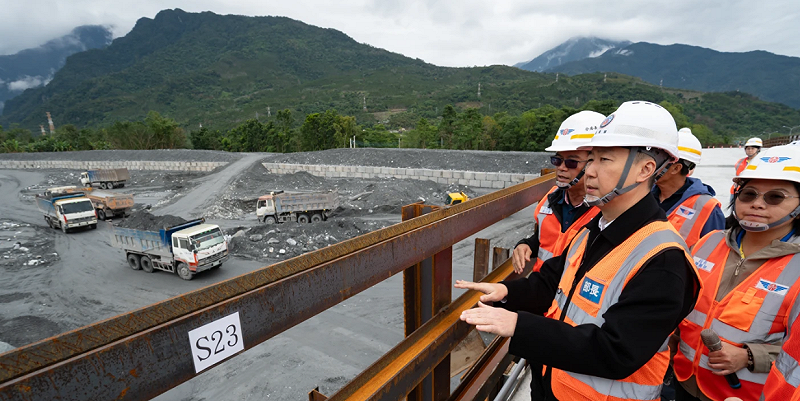 交通部長陳世凱今(22)日前往現場視察工程進度。&nbsp;&nbsp;&nbsp;圖：交通部提供