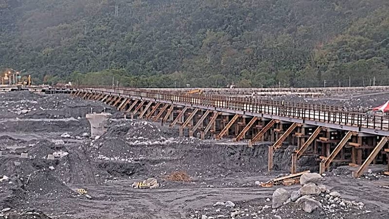 馬太鞍溪鋼便橋施工現況。&nbsp;&nbsp;&nbsp;圖：交通部公路局提供