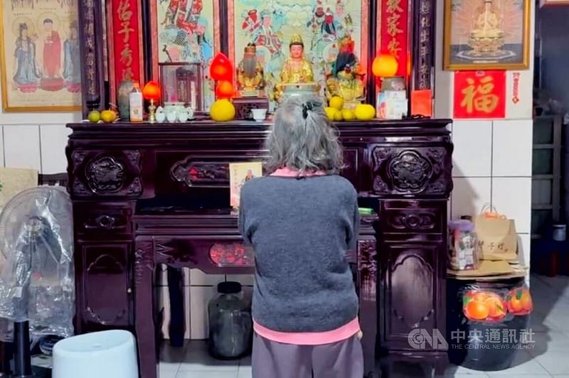 台北捷運19日發生連續攻擊造成4死的，其中見義勇為的57歲余家昶當時在北車M7出口附近發現張文犯行，挺身制止受重傷最後送醫搶救不治。余媽媽看到新聞報導不知道是自己兒子，但心裡擔心還特別向家中的觀世音菩薩及土地公祈求保佑。中央社記者吳睿騏桃園攝　114年12月22日&nbsp;&nbsp;&nbsp;