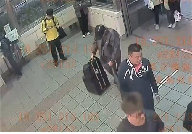 張文身穿雨衣進入捷運站。&nbsp;&nbsp;&nbsp;圖：警方提供