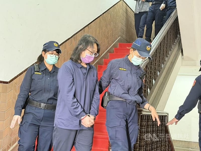 男童「剴剴」遭虐死案，二審台灣高等法院22日開庭辯論，可望辯結定宣判日。法警提解被告保母姊妹劉彩萱（前中）、劉若琳。中央社記者劉世怡攝　114年12月22日&nbsp;&nbsp;&nbsp;