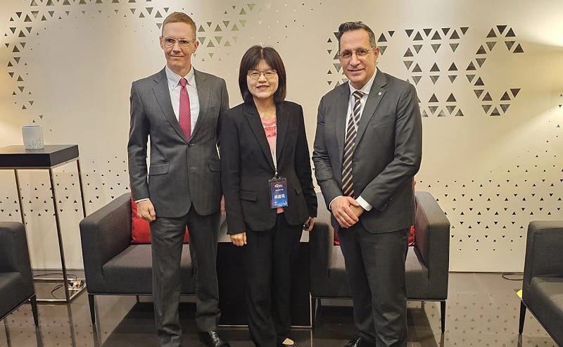 海洋委員會處長林麗英(中)與專題演講講座橫須賀亞太研究理事會Dr. Stephen R. Nagy(右)及James Hartman(左)合影。&nbsp;&nbsp;&nbsp;圖：海洋委員會/提供