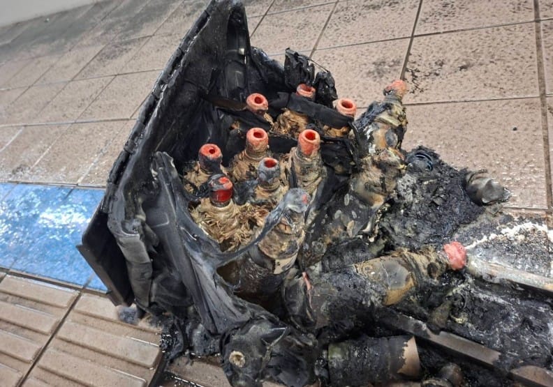 嫌犯放置於推車內的玻璃瓶汽油彈。&nbsp;&nbsp;&nbsp;圖：台北市政府警察局/提供