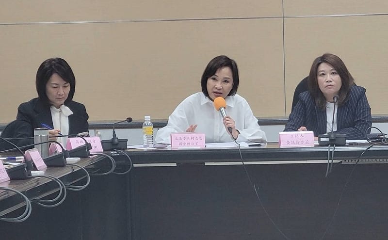 柯志恩(中)出席公聽會，強調她會在中央和大家一起努力，共同讓高雄變得更美好。&nbsp;&nbsp;&nbsp;圖：柯志恩辦公室/提供