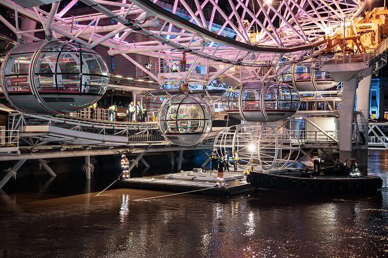 知名摩天輪「倫敦眼」10月底開始分階段更新升級座艙，每拆卸一個座艙並以特製籠狀物補上空缺，都得動用12人專業團隊，耗時約12小時，且往往需夜間動工，以減少對摩天輪營運的影響。&nbsp;&nbsp;&nbsp;圖：倫敦眼提供