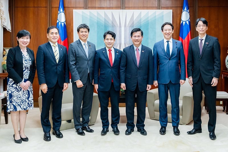 外交部長林佳龍(右三)與「日本參議院TY會台灣訪問團」合影。 圖:外交部提供 外交部長林佳龍(右三)與「日本參議院TY會台灣訪問團」合影。 圖:外交部提供