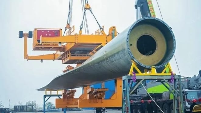 起重機吊起海上風電扇葉。&nbsp;&nbsp;&nbsp;圖 : 翻攝自OUCO