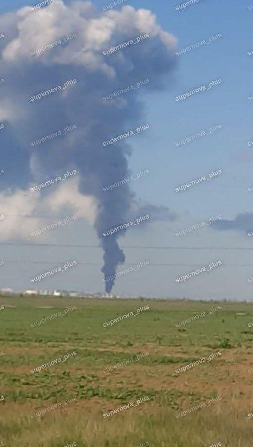  在遭遇襲擊後，塔曼石油天然氣公司的海上碼頭燃料罐起火燃燒。 圖：翻攝自 @NOELreports X 帳號 