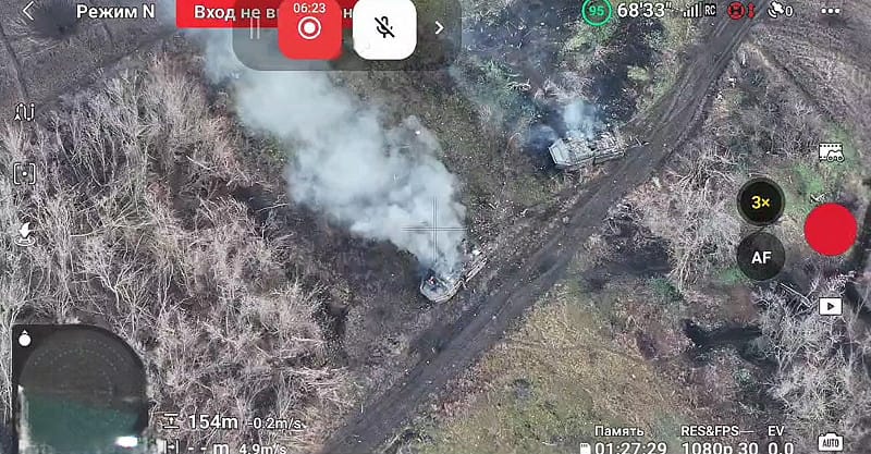 俄軍海軍陸戰隊嘗試突破烏克蘭防線，但在砲火及無人機佈設的地雷支援下未能成功，攻勢最終被徹底阻止。 圖:翻攝自X帳號@OSINTua