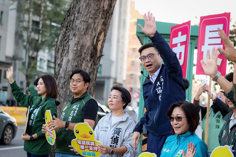 賴瑞隆一大早站路口向市民揮手問候。&nbsp;&nbsp;&nbsp;圖：賴瑞隆辦公室/提供