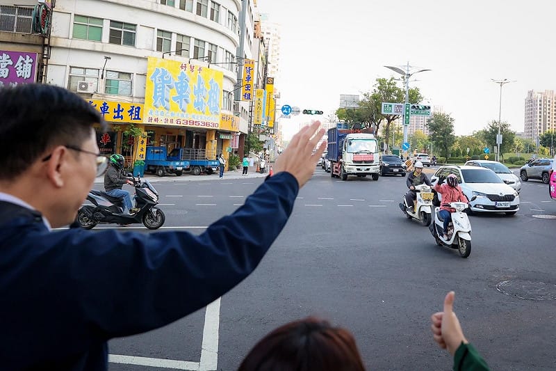 機車騎士向賴瑞隆揮手表示支持。&nbsp;&nbsp;&nbsp;圖：賴瑞隆辦公室/提供