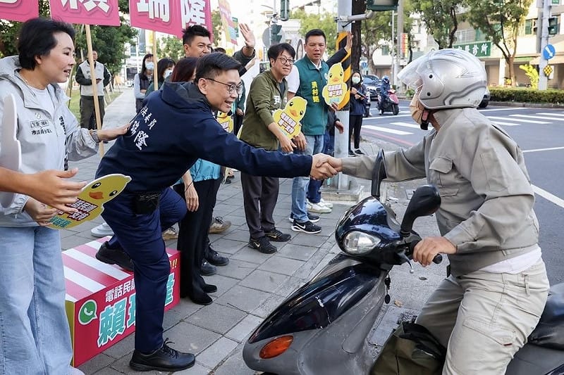 熱心騎士特別停車與賴瑞隆(左二)握手打氣。&nbsp;&nbsp;&nbsp;圖：賴瑞隆辦公室/提供