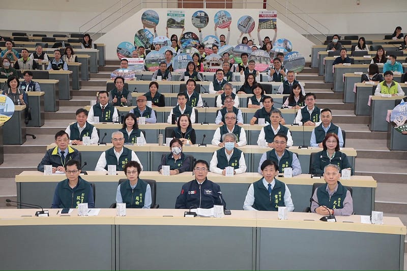 台南市政府今日舉行第729 次擴大市政會議，黃偉哲率領局處首長發表就職 7年來的成果，以具體數字展現台南的蛻變，包含招商投資額累計破兆、減債超過2百億，以及各項民生指標的實質成長。&nbsp;&nbsp;&nbsp;圖：台南市政府提供