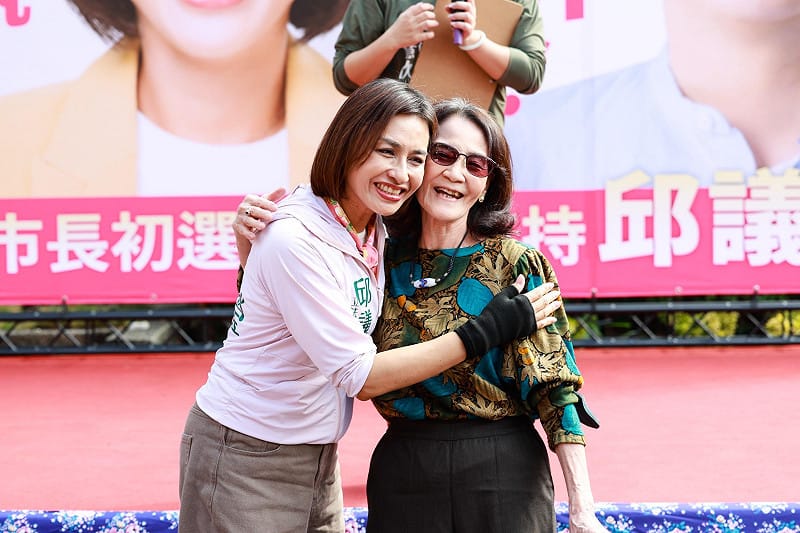 邱議瑩(左)與曾貴海遺孀曾黃翠茂(右)相擁。&nbsp;&nbsp;&nbsp;圖：邱議瑩競選總部/提供
