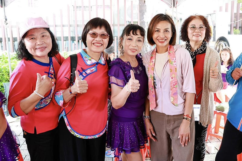 客家姊妹到場力挺邱議瑩(右二)。&nbsp;&nbsp;&nbsp;圖：邱議瑩競選總部/提供