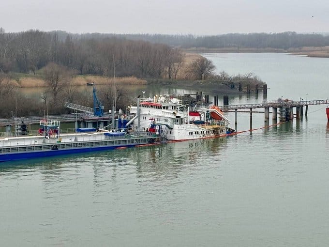 停靠在羅斯托夫港的俄羅斯「瓦列里．戈爾恰科夫」號油輪於當地時間 18 日遭受襲擊，隨後沉入海中。&nbsp;&nbsp;&nbsp;圖：翻攝自 @NOELreports X 帳號