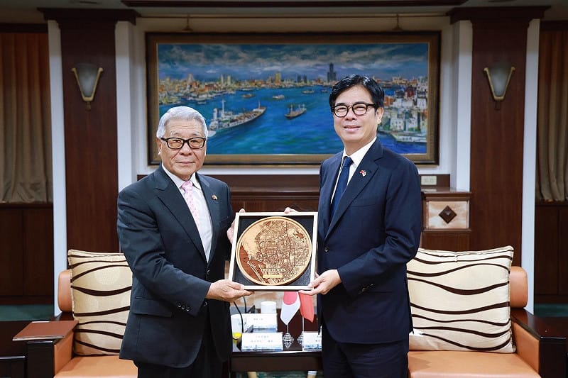 黑須隆一(左)拜會陳其邁(右)。&nbsp;&nbsp;&nbsp;圖：高雄市行國處/提供