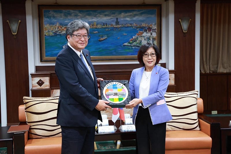 萩生田光一(左)拜會康裕成(右)，&nbsp;&nbsp;&nbsp;圖：高雄市行國處/提供