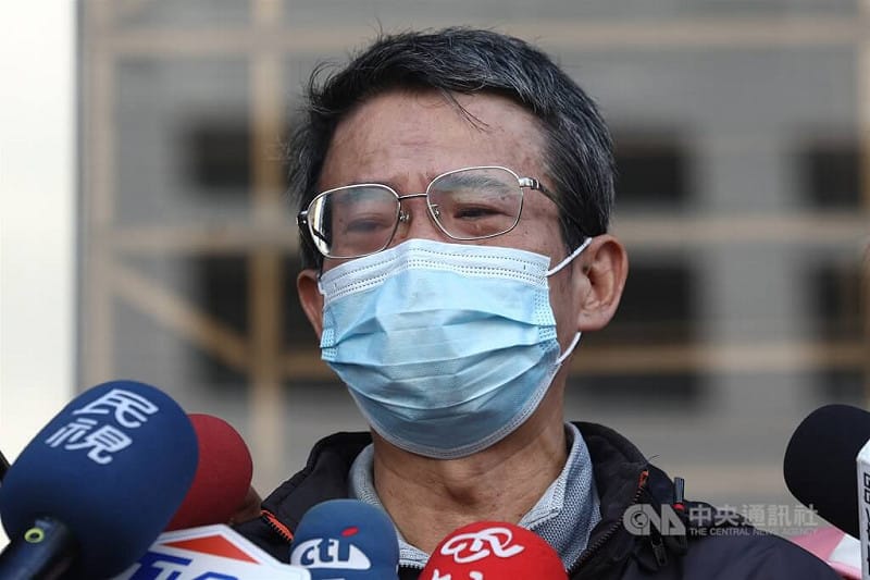 新北校園命案震驚社會，二審判處少年12年、少女11年徒刑。被害者的父親（圖）不滿刑度，庭外受訪哭訴。中央社記者王騰毅攝  114年12月23日&nbsp;&nbsp;&nbsp;