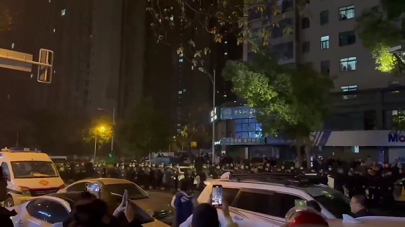 隨著局勢升溫，公安、特警與交警陸續進駐現場。&nbsp;&nbsp;&nbsp;圖:翻攝自影片