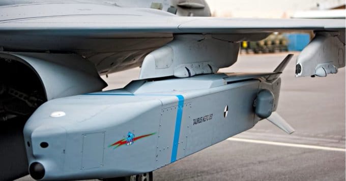 維克曼表示，瑞典不會對「鷹獅」進行傳統的中期升級，而是採用周期三年的「滾動式強化」，持續升級現役的「鷹獅」戰機。圖為掛在機翼掛件上的金牛座導彈。&nbsp;&nbsp;&nbsp;圖：翻攝自 @GripenNews X 帳號