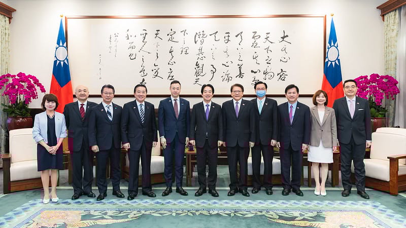  賴清德接見日本前法務大臣鈴木馨祐眾議員一行。 圖：總統府提供 