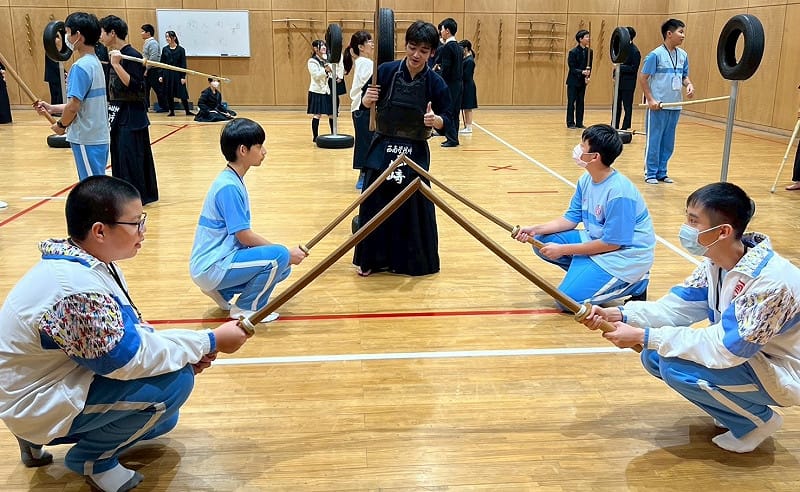 高市三民國中學生參與西南學院劍道社練習。&nbsp;&nbsp;&nbsp;圖：高雄市教育局/提供