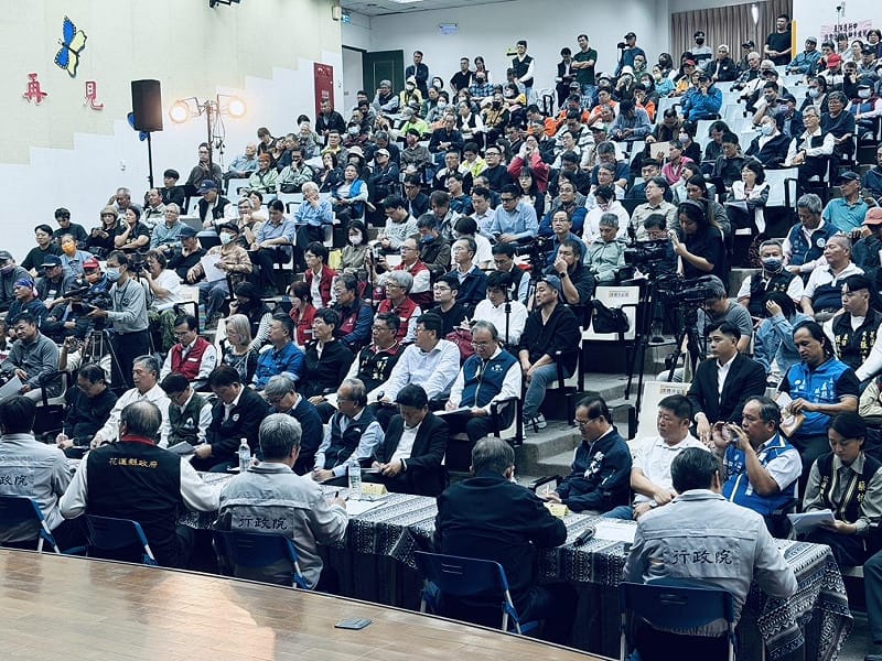 行政院23日在花蓮縣光復鄉光復國小舉辦「馬太鞍堰塞湖災後復原說明會」，超過400位民眾、部落代表及地方民意代表到場參與。&nbsp;&nbsp;&nbsp;圖：行政院提供