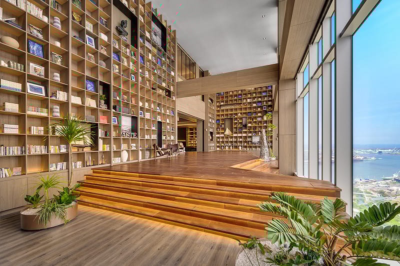 承億酒店大廳公共空間透過挑高書牆與大面落地窗引入南國光影。&nbsp;&nbsp;&nbsp;圖：承億集團/提供