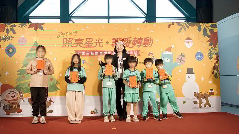 高雄國際航空站主任王郁珍(中)頒發獎助學金勉勵學童。&nbsp;&nbsp;&nbsp;圖：財團法人昇恒昌基金會/提供